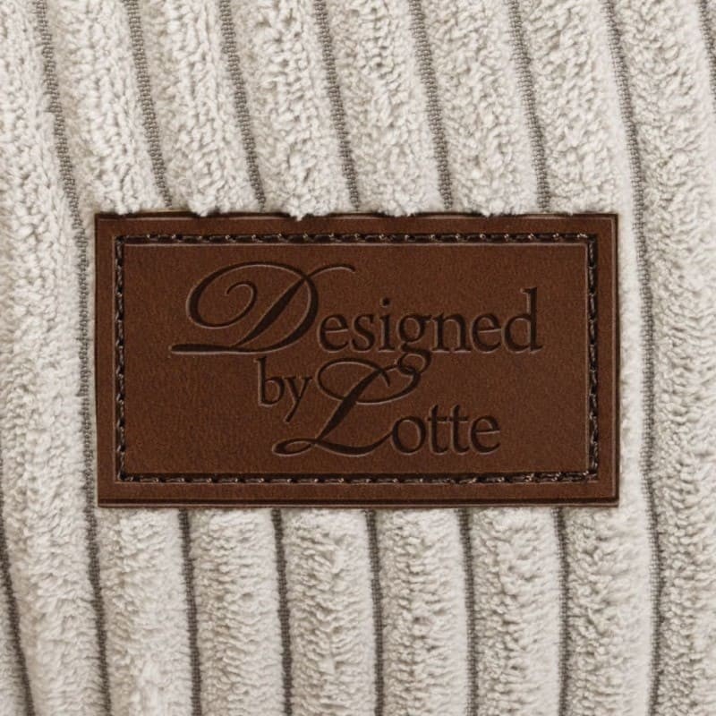 patch en cuir avec logo marque Designed by Lotte du coussin pour chien gris crème en velours côtelé