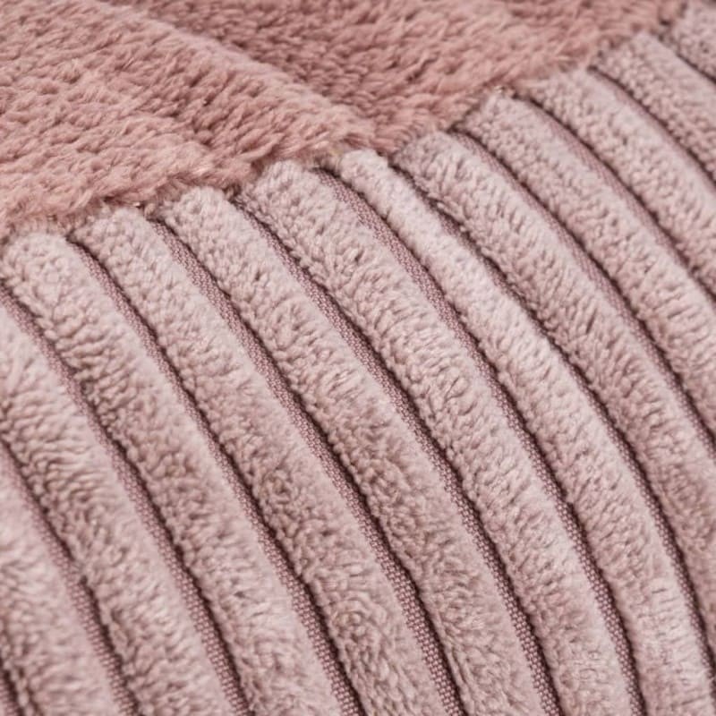 Détail du velours côtelé du coussin pour chien rose Designed by Lotte