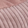Détail du velours côtelé du coussin pour chien rose Designed by Lotte