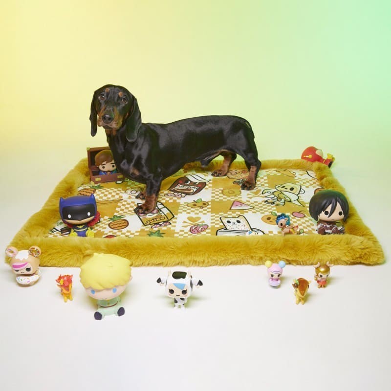 Chien sur le tapis pour chien Sweet Breakfast LE TAPIS ROUGE PARIS côté motif