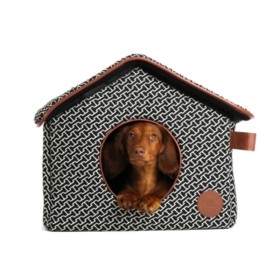 chien dans la Maison pour chien marron collection Avenue Montaigne MARTIN SELLIER