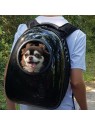 homme portant un chien dans le sac à dos pour chien noir cosmonaute doogy avec ouverture sur l'extérieur