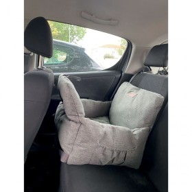 fauteuil voiture pour chien gris naya Doogy installé à l'arrière du véhicule
