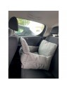 fauteuil voiture pour chien gris naya Doogy installé à l'arrière du véhicule