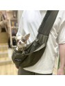 chien dans le sac de transport banane pour chien le turtle le tapis rouge paris