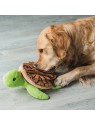 chien qui joue avec la peluche de fouille pour chien tortue beetzees