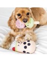 chien qui joue avec le lot de 2 peluches pour chien sonores milkshake pearhead