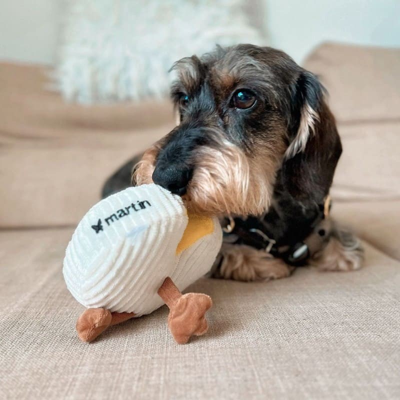 chien avec la peluche pour chien camembert collection les frenchies martin sellier