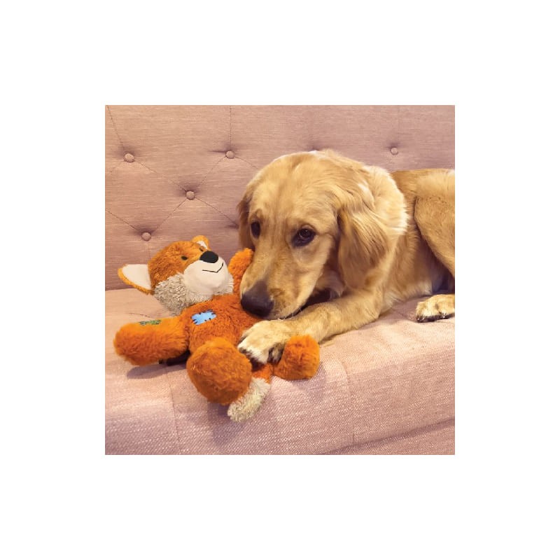 chien avec la peluche pour chien wild renard knots KONG