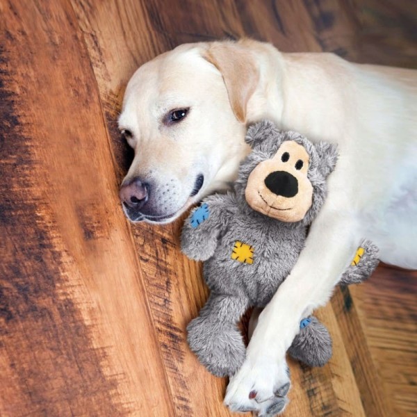 chien allongé avec la peluche pour chien wild ours knots kong