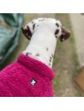 chien de dos portant la polaire pour chien framboise Douillette MARTIN SELLIER
