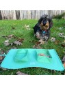 Chien sur l'herbe avec la gamelle pour chien double pliable en silicone verte MARTIN SELLIER