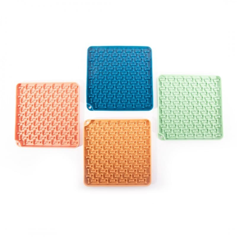 Le tapis de léchage pour chien bleu en silicone carré MARTIN SELLIER existe dans d'autres coloris