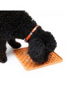 Chien qui lèche le Tapis de léchage pour chien orange en silicone carré MARTIN SELLIER