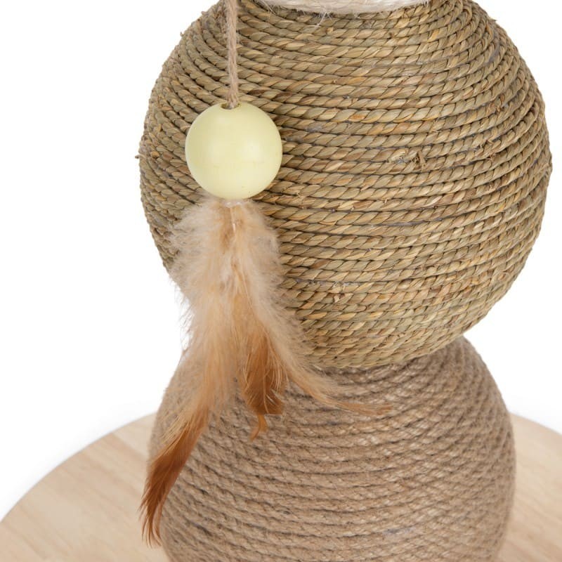 griffoir pour chat globes elio designed by lotte avec jouet balle et plumes