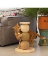 chat qui satisfait ses instincts naturels avec le griffoir pour chat globes elio designed by lotte