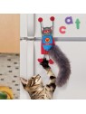 chat qui joue avec le jouet pour chat connects magnicat kong fixé sur le réfrigérateur