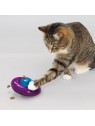 chat qui joue avec le jouet pour chat infused cat gyro kong, qui distribue des friandises