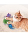 chat qui joue avec le jouet pour chat Tropics Hula KONG
