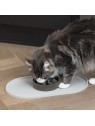 chat qui mange dans une gamelle sur le set de table pour chat beige en silicone designed by lotte