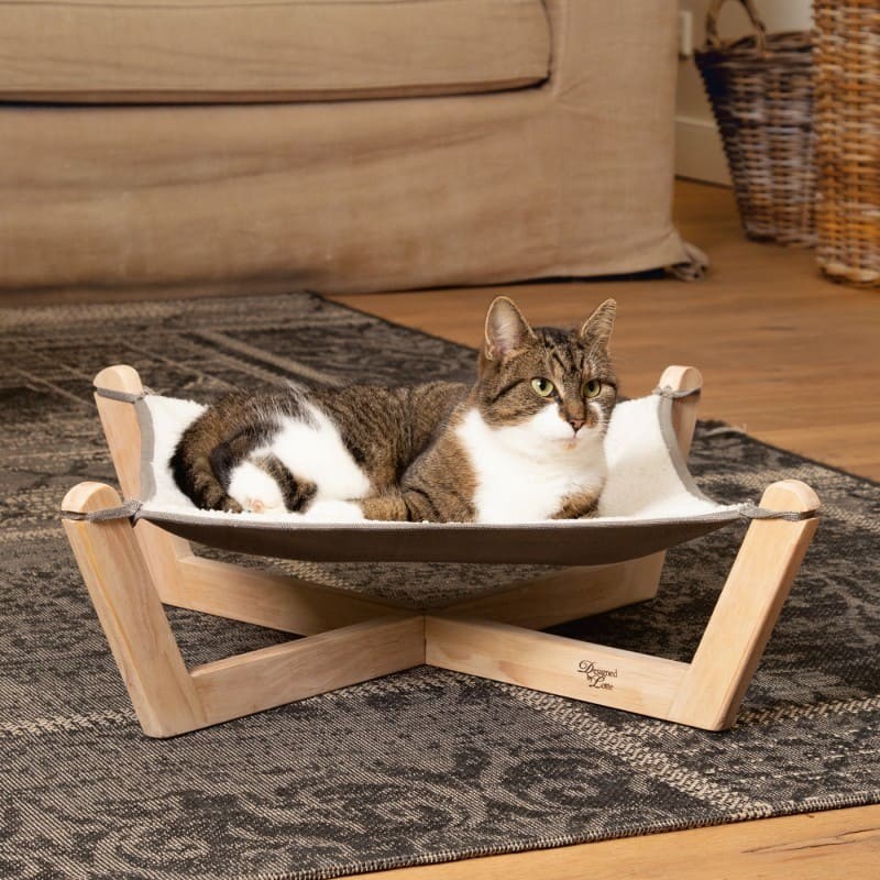 chat allongé dans le Hamac pour chat GAÏA Designed By Lotte