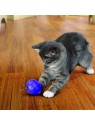 chat qui joue avec le Jouet pour chat Treat Dispensing Ball KONG, qui distribue des friandises