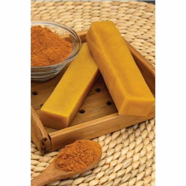 friandises pour chien fromage cheese treat curcuma Doogy à côté d'un pot et d'une cuillère contenant du curcuma