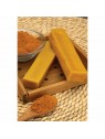 friandises pour chien fromage cheese treat curcuma Doogy à côté d'un pot et d'une cuillère contenant du curcuma
