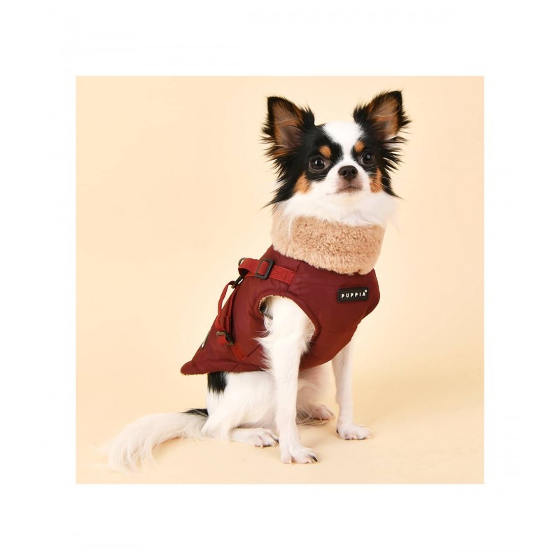 chien portant le manteau pour chien bordeaux avec harnais intégré Donavan Puppia