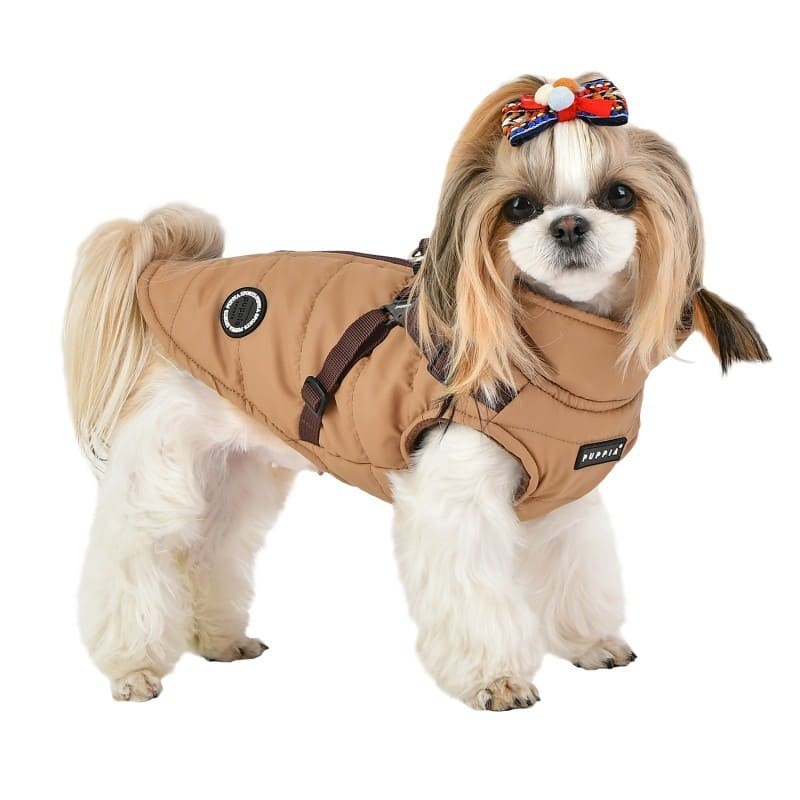 chien avec le manteau pour chien beige avec harnais intégré Mountaineer Puppia