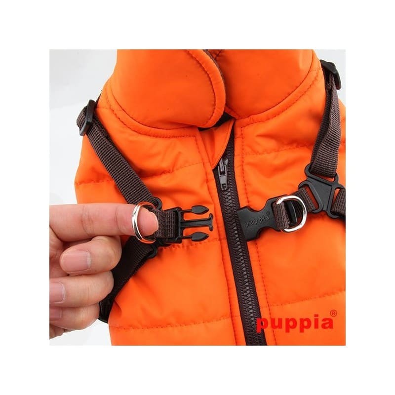 détail du harnais intégré du manteau pour chien orange MOUNTAINEER Puppia
