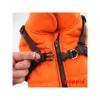 détail du harnais intégré du manteau pour chien orange MOUNTAINEER Puppia