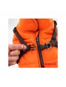 détail du harnais intégré du manteau pour chien orange MOUNTAINEER Puppia
