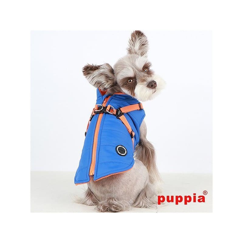 chien avec le manteau pour chien bleu avec harnais intégré Mountaineer Puppia