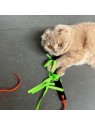 chat qui joue avec le jouet pour chat upcyclé en cuir la fusée MARTIN SELLIER