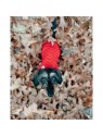 chien dans un tas de feuilles d'automne avec le pull pour chien rouge chasseur alpin alter ego by martin sellier