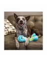 Chien allongé sur un canapé avec le Jouet pour chien Wubba Octopus KONG entre les pattes