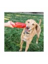 chien dans l'herbe qui joue au jeu de tirer avec le Jouet pour chien jumbler tug KONG