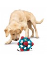 Chien qui joue avec le Distributeur de friandises pour chien rewards tinker KONG
