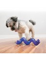 chien qui joue avec le Distributeur de friandises pour Chien Treat Spiral KONG