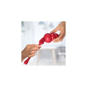 personne qui nettoie un jouet KONG avec  le cleaning brush KONG