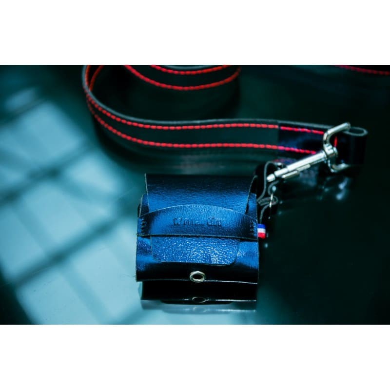 distributeur sacs à crottes en cuir bleu nuit métallisé poopidoo dakota martin sellier attaché à la laisse de la même collection