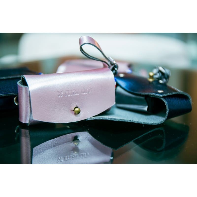distributeur de sacs à crottes en cuir rose métallisé Poopi dakota martin sellier disponible aussi en bleu nuit métallisé