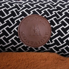 détails de l'imprimé graphique et patch Avenue Montaigne de la corbeille pour chat maron MARTIN SELLIER