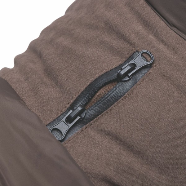 passage de la laisse sur le manteau pour chien brun Wisiti Beeztees