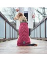 chien assis de dos avec le pull pour chien bordeaux MALMO HUNTER