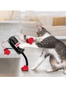 Chat qui joue avec le jouet pour chat connects punching bag kong