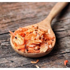 friandises chat grignotage de crevettes cooka's cookies dans une cuillère en bois