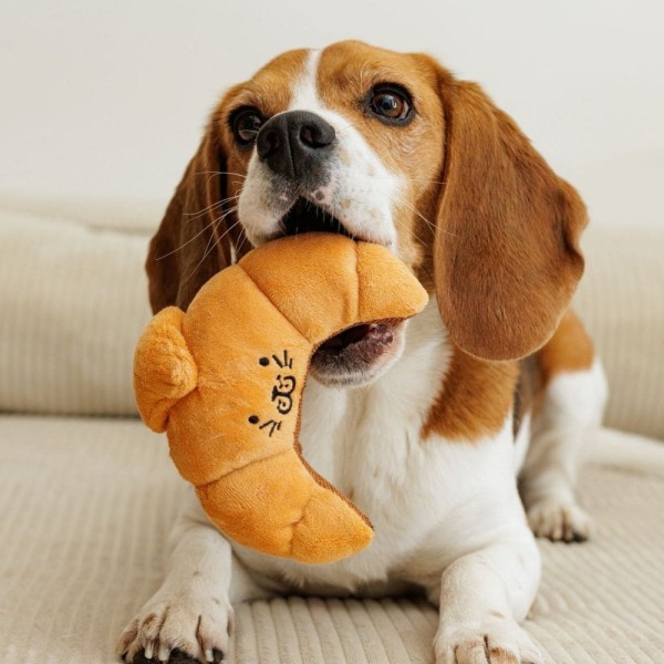 chien avec la peluche pour chien croissant collection les frenchies MARTIN SELLIER