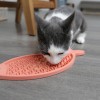Chat qui lèche le tapis de léchage pour chat rose en silicone poisson MARTIN SELLIER
